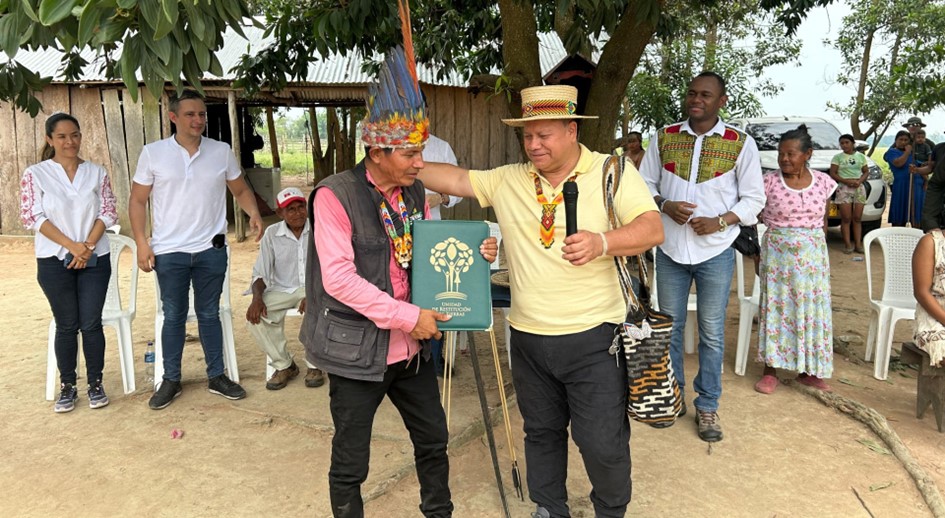 Giovani Yule, director general de la URT, realiza la entrega de 16 mil hectáreas a indígenas Piapoco y Sikuani de Puerto Gaitán